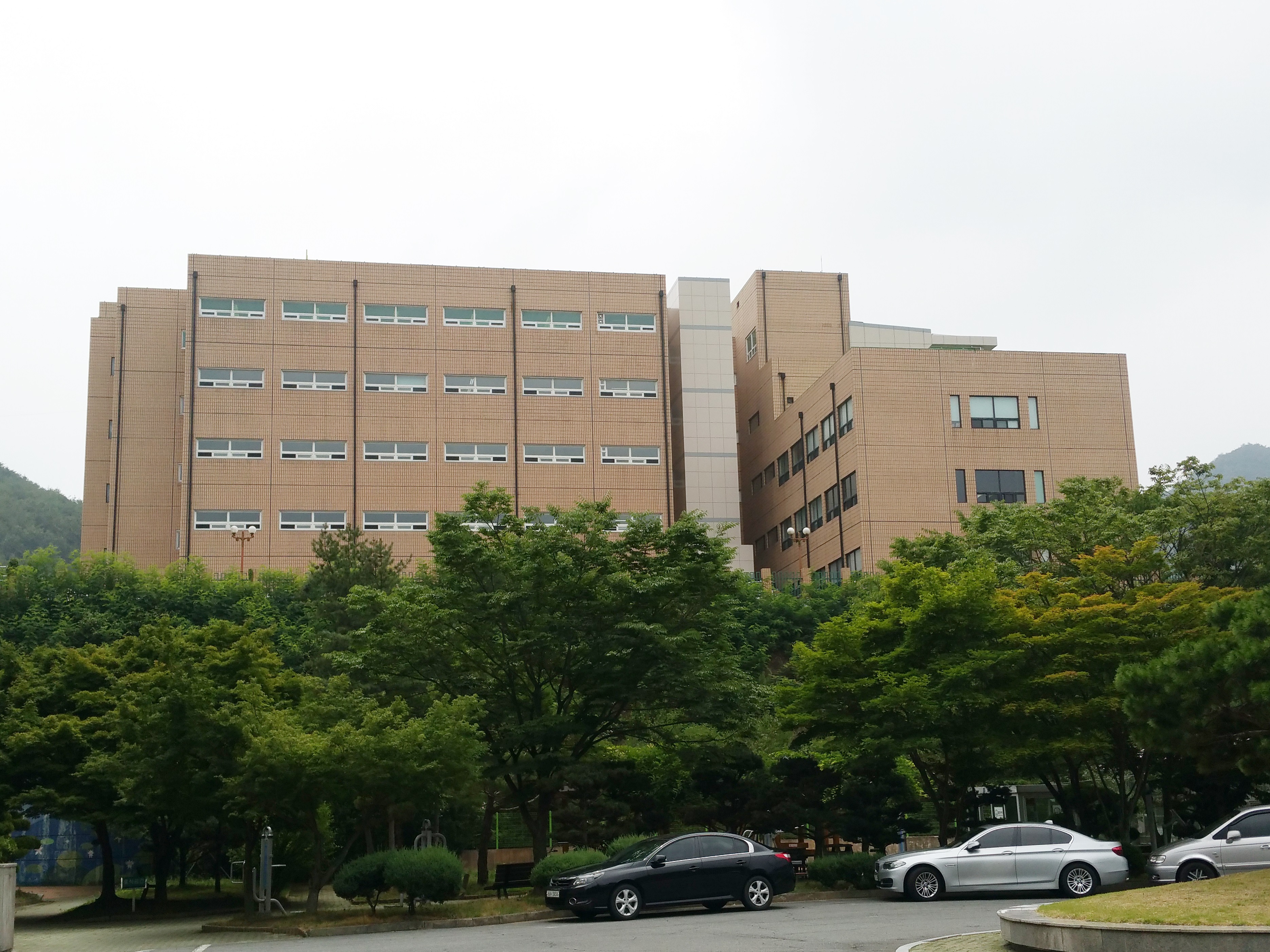 본관에서 바라본 별관 좌측